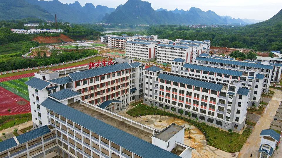 桂中教苑花竞秀披荆斩棘创新业