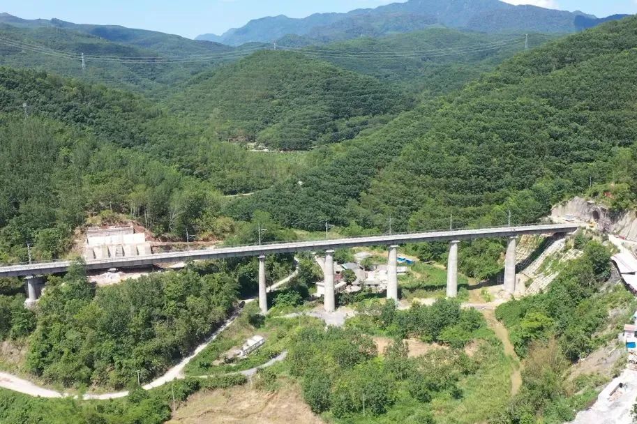 最后一座隧道中老铁路景寨隧道贯通