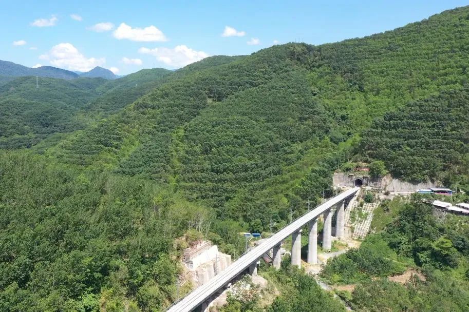 最后一座隧道中老铁路景寨隧道贯通