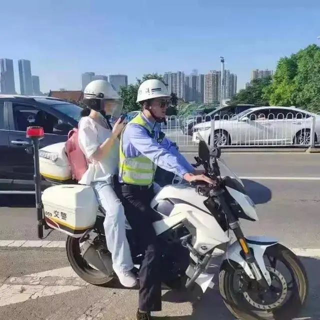 02護考點民警一邊安撫好小彭的情緒,一邊由坡子街派出所民警邊海燕