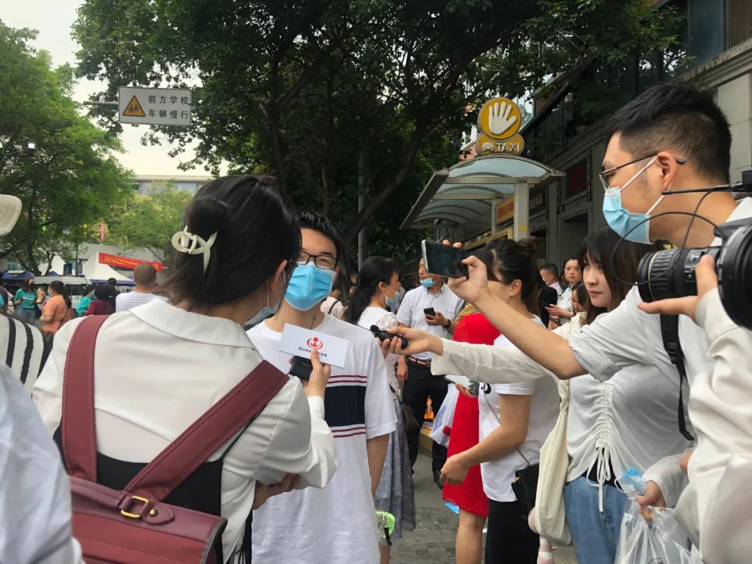 我们在成都高考现场采访了几位欢乐的年轻人