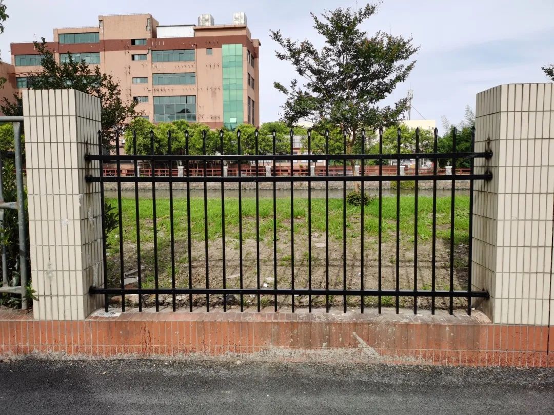 修复好的蓝天东区东侧围墙