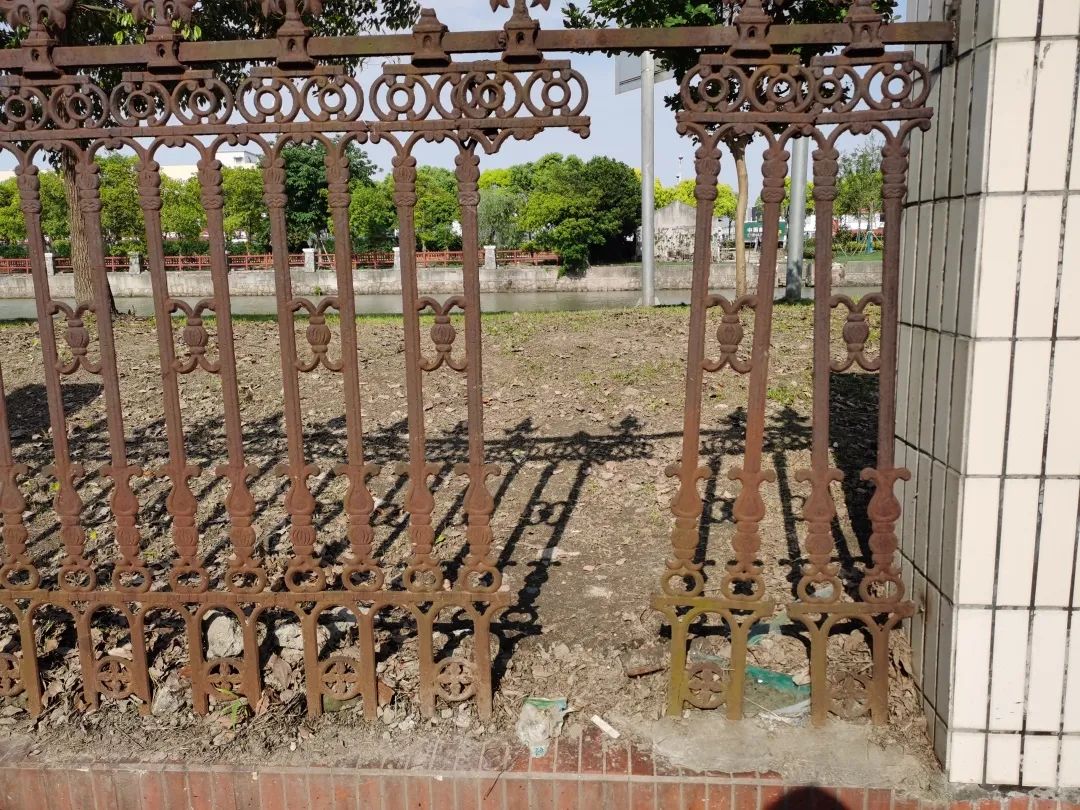 修复前的铁栅栏
