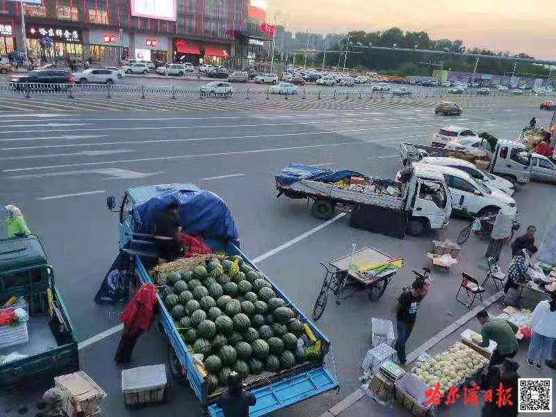 【我为群众办实事·民生无小事 城管在身边】小贩占道经营,候车乘客被