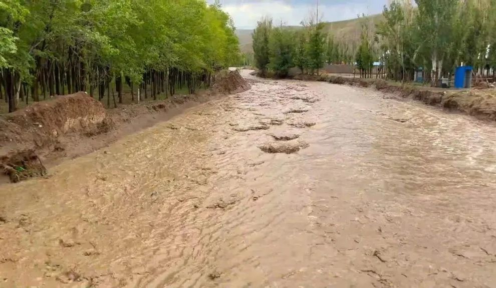 洪水突袭新疆一地区十几户村民房屋被淹消防紧急救援