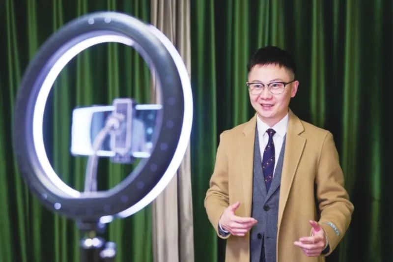 姑苏晚报丨法官大v艾罗伟