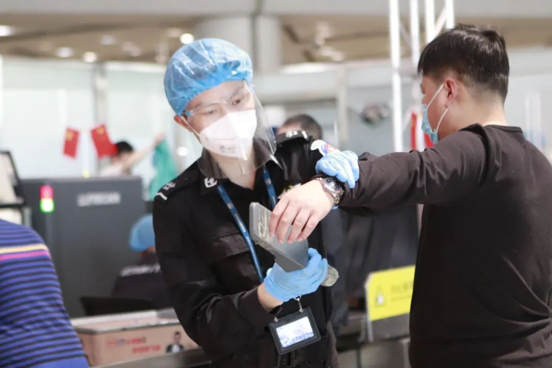 首都机场安检员根据安全规定对旅客进行安全检查(蔡慧/摄)蒋怀宇告诉