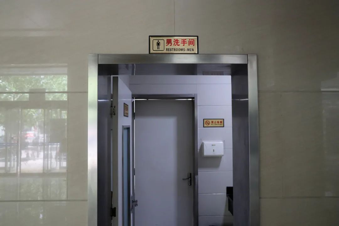 6月底前,完成第三批次供需矛盾相对突出的沿街商铺,酒店等自用卫生间