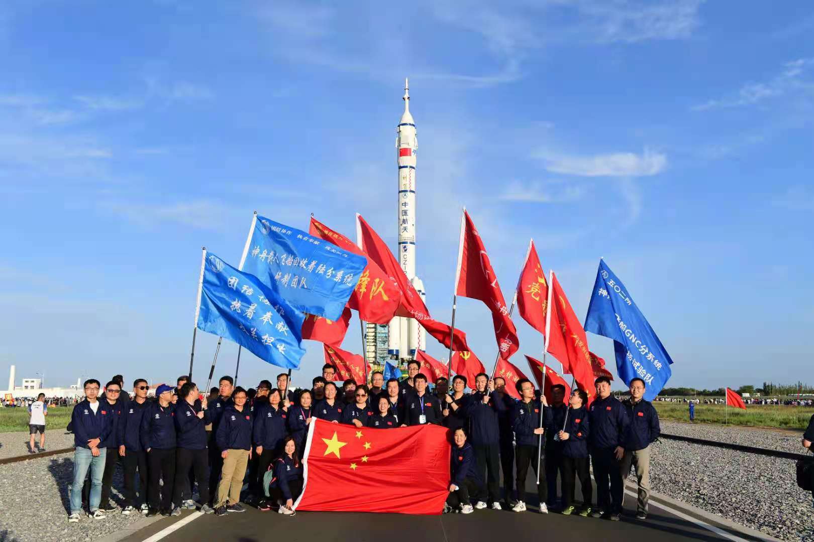 神舟十二号船箭组合体转运至发射区