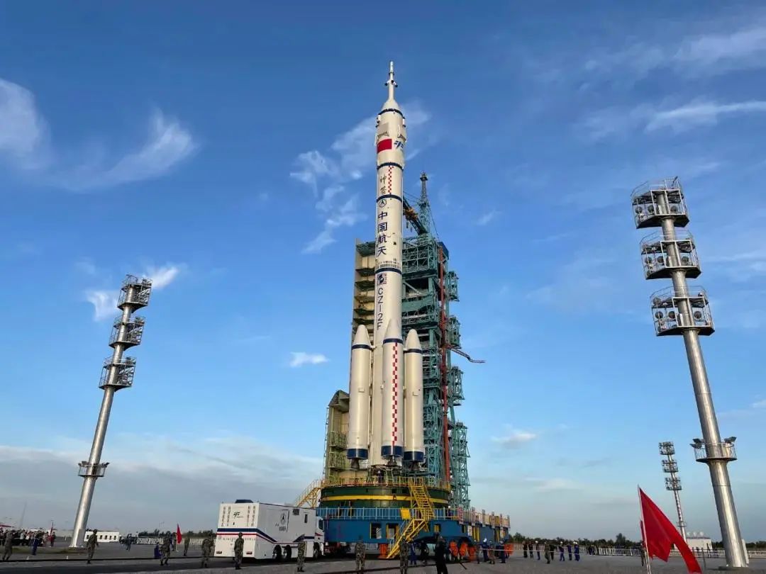 报告神州十二号载人飞船已就位