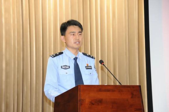 李培安办公室 四级警长作为监狱疫情防控工作专班的一员,他与同事一道