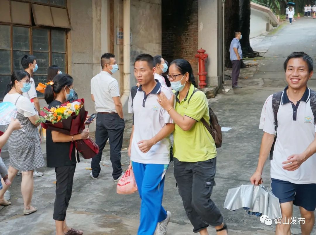 高考结束鹤山一中考场外上演花式接考这些瞬间太感人