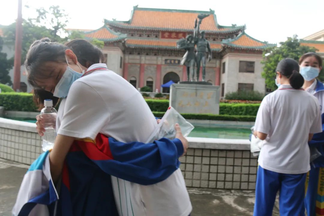 考生随即进行核酸检测采样!