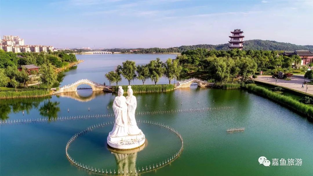 1998年蒲圻改名赤壁,于是人们的注意力自然关注到邻县.