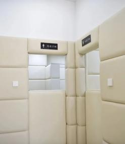 羁押室羁押室临近刑事审判法庭,通过专用羁押通道分别与法庭,专用电梯