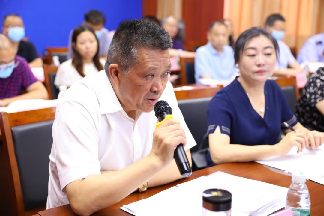 成员,副院长张镇勇,市二中法院行政审判庭庭长郝伟光应邀参加发布会