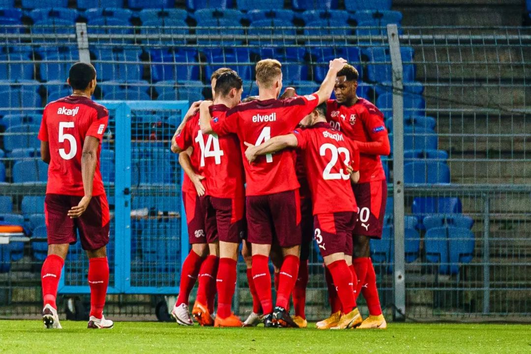 瑞士足球燃烧的红与团结的白