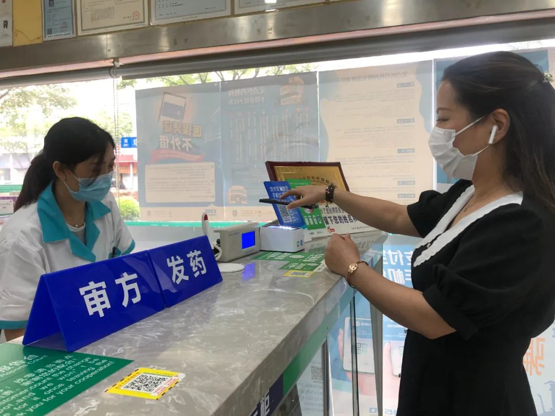 今天上午,市民金女士来到位于塔城路上的嘉定大药房,准备帮家人购买