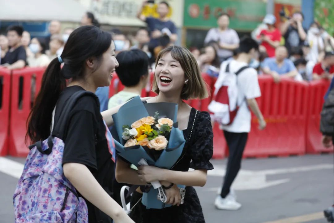 高考捧花女孩图片