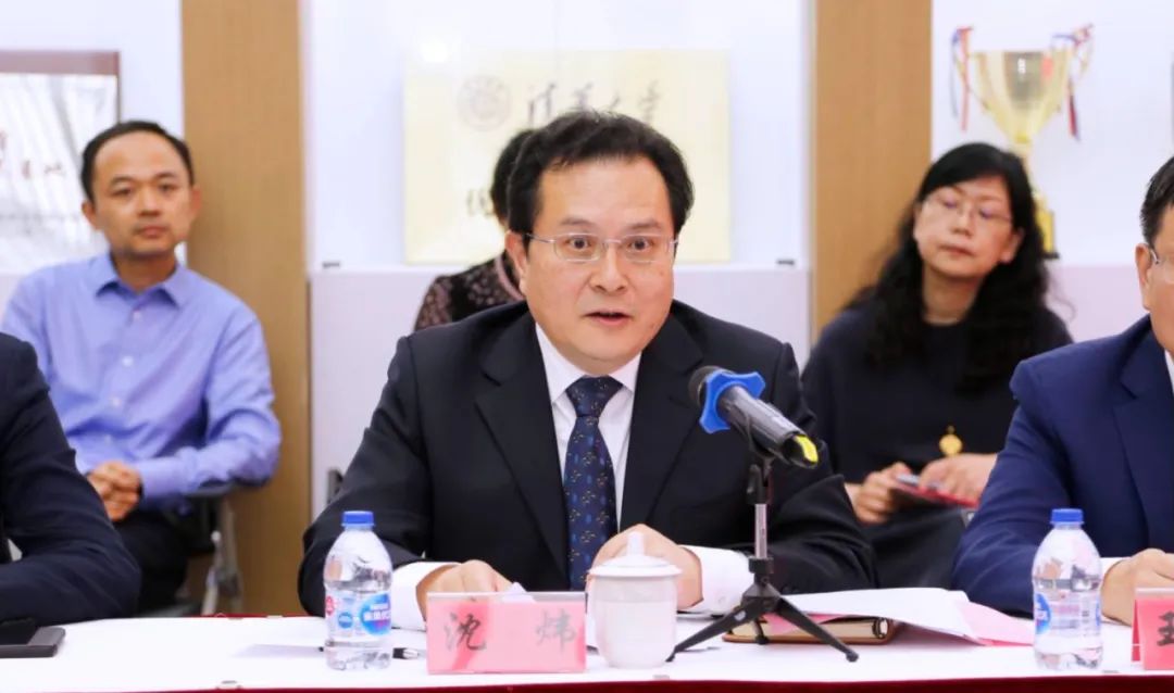 副区长袁园;上海中学校长冯志刚,上海中学党委书记,副校长王辉出席