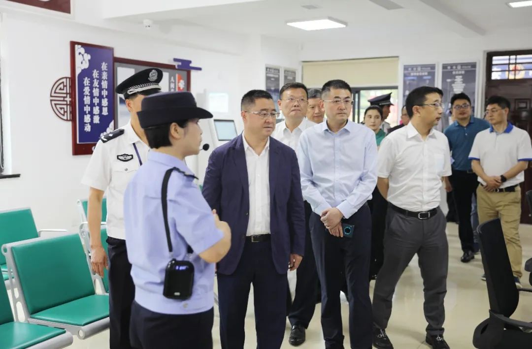 日下午,省委政法委常务副书记李世成,成都市委政法委常务副书记王德运