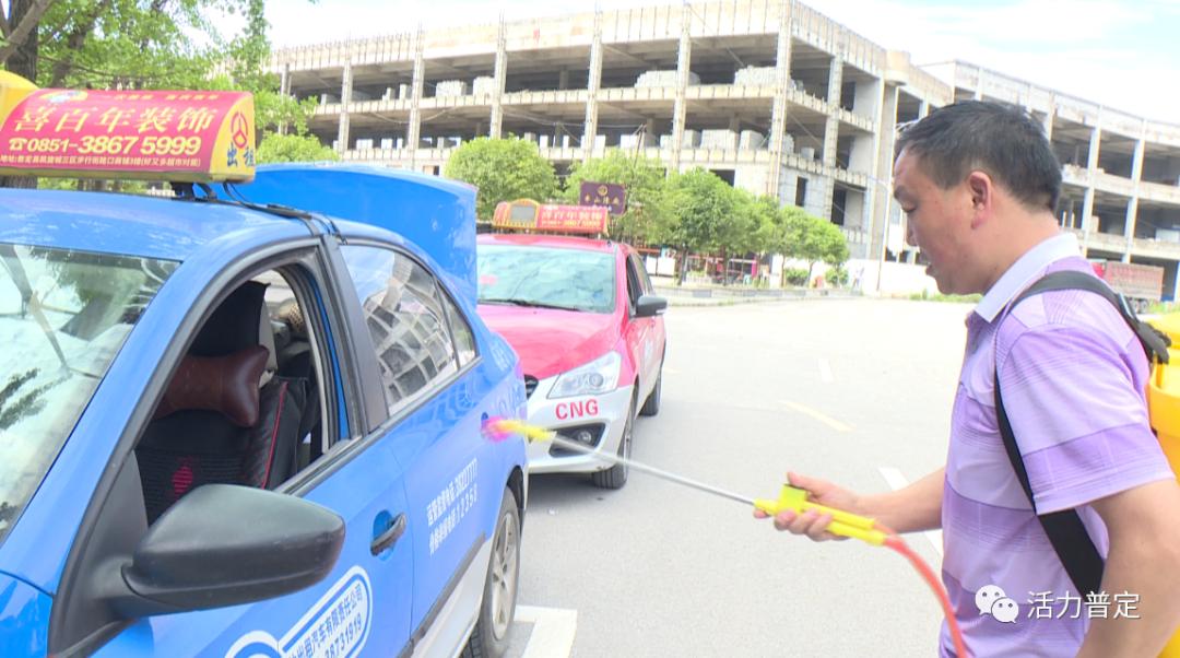 畅达出租车公司负责人王华告诉记者,要保证无病车,脏车上路,以安全