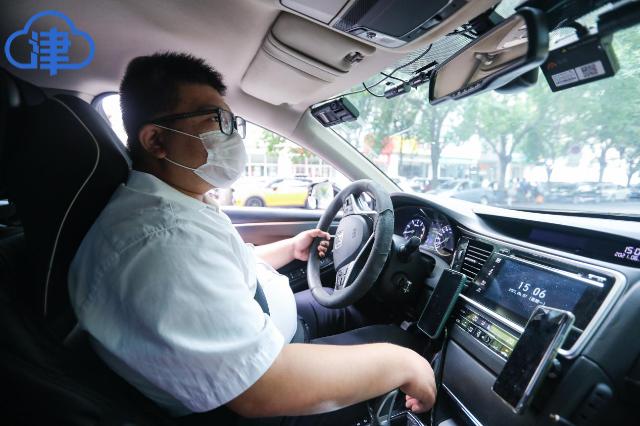 危急关头他出手小伙车上晕厥滴滴司机飞车救人紧急送医