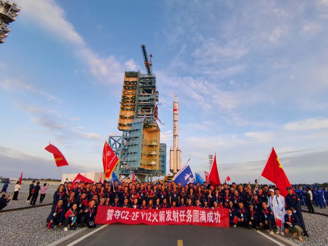 我國又一新冠滅活疫苗上市使用神舟十二號船箭組合體轉運至發射區丨