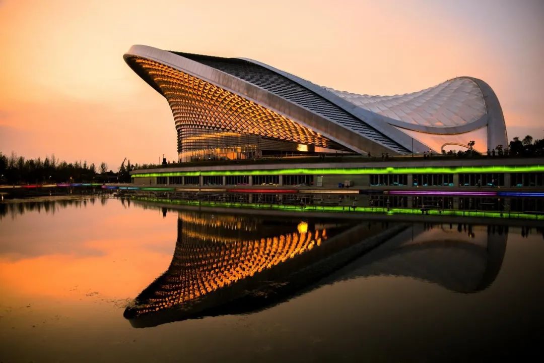 凤凰山公园总占地面积1768亩投资10亿元已入驻东盟艺术学院,成都玫蜒