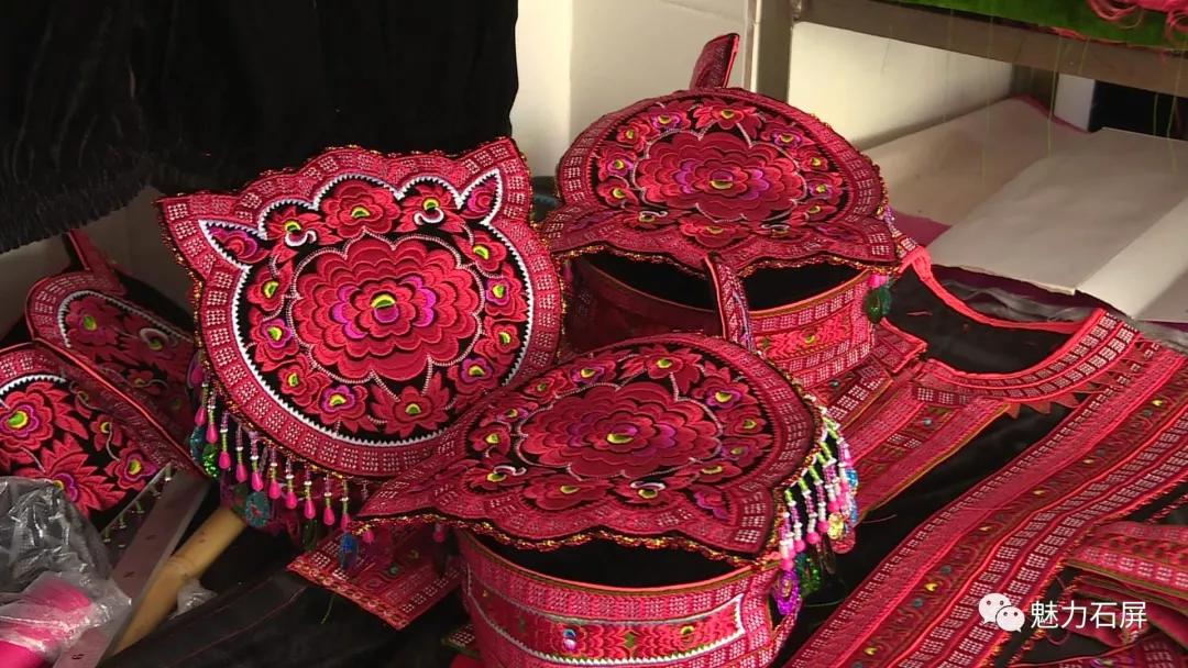 闲暇之余,她总会主动给村中年轻的妇女群众传授刺绣技艺,让花腰服饰