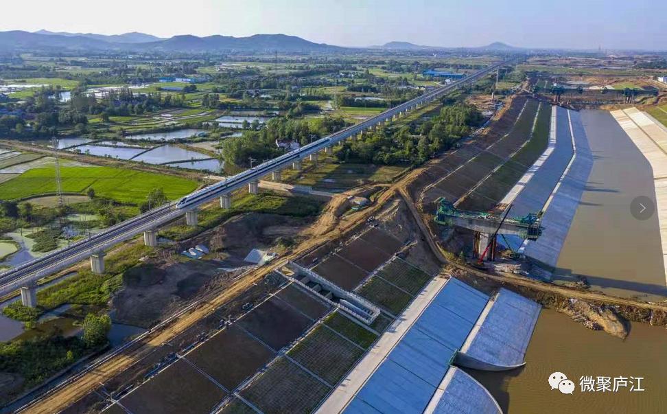 6月5日,一列动车从合安高铁庐江段驶过,与其并驾齐驱的引江济淮工程