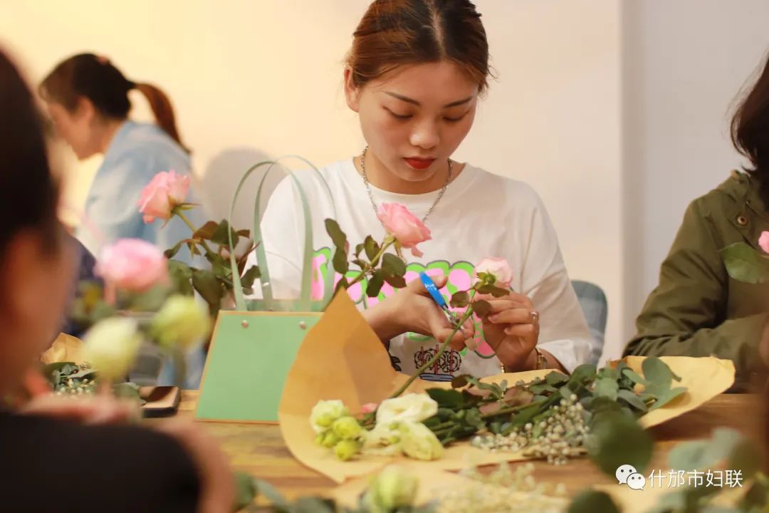什邡女子公益课堂——插花课圆满开课!