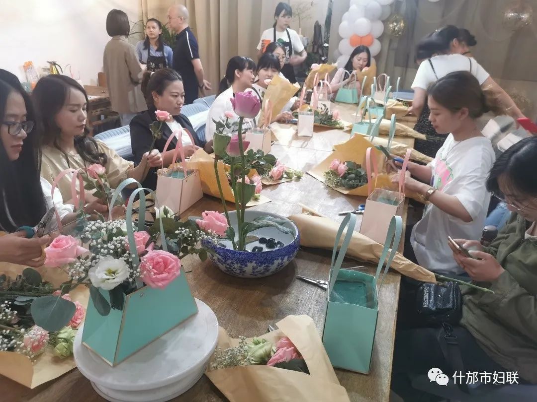 大家都顺利完成了插花作品,姐妹们感受到了艺术插花过程带来的乐趣