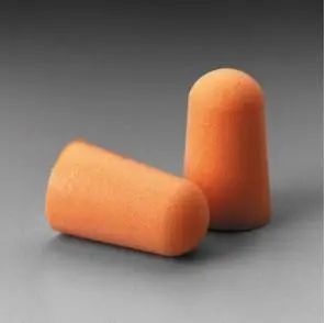 1,由于人的外耳道是弯曲的,佩戴耳塞时,应用一只手绕过头后,将耳廓