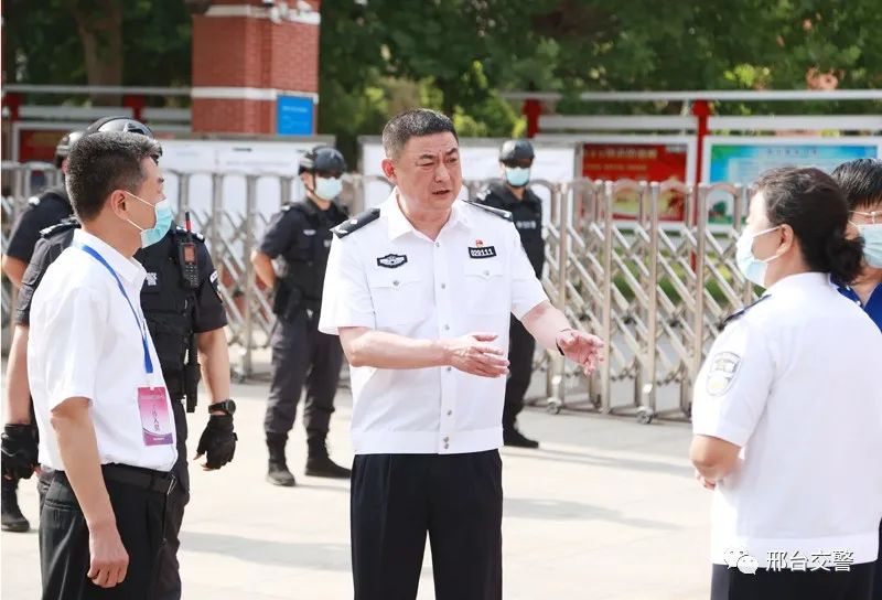 交警支队政委赵超苏,交警支队党委委员,三级调研员李伟华多次深入考点