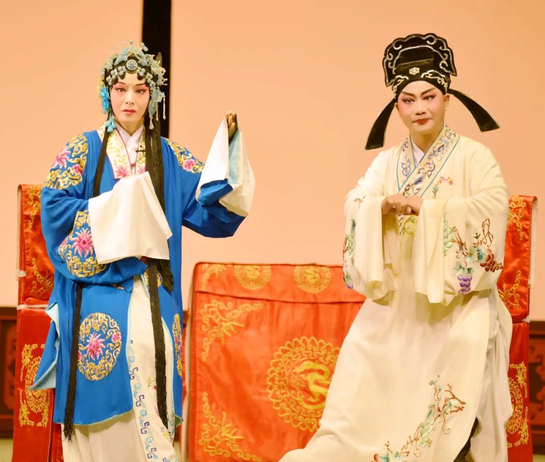 《白扇记》高清剧照辰州知府胡开显卸任返家,船过洞庭湖,遇盗遭劫被杀