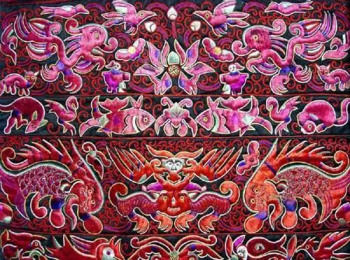 布依族刺绣历史悠久,常用平绣,绉绣,缠绣等方法制作,其中图案常描绘的