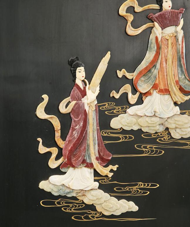 屏风画面描绘了一幅东方神话中的仙境盛景,众仙女凌云翩跹,白鹤展翅