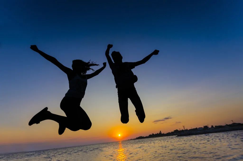 女儿夜不归宿老爸用女儿ins狂发自拍火爆全网