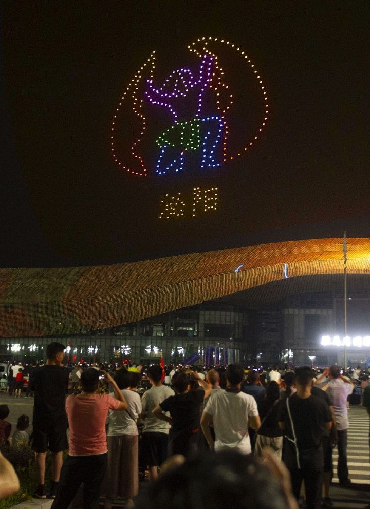 昨晚02600架无人机点亮驻马店国际会展中心02今晚继续