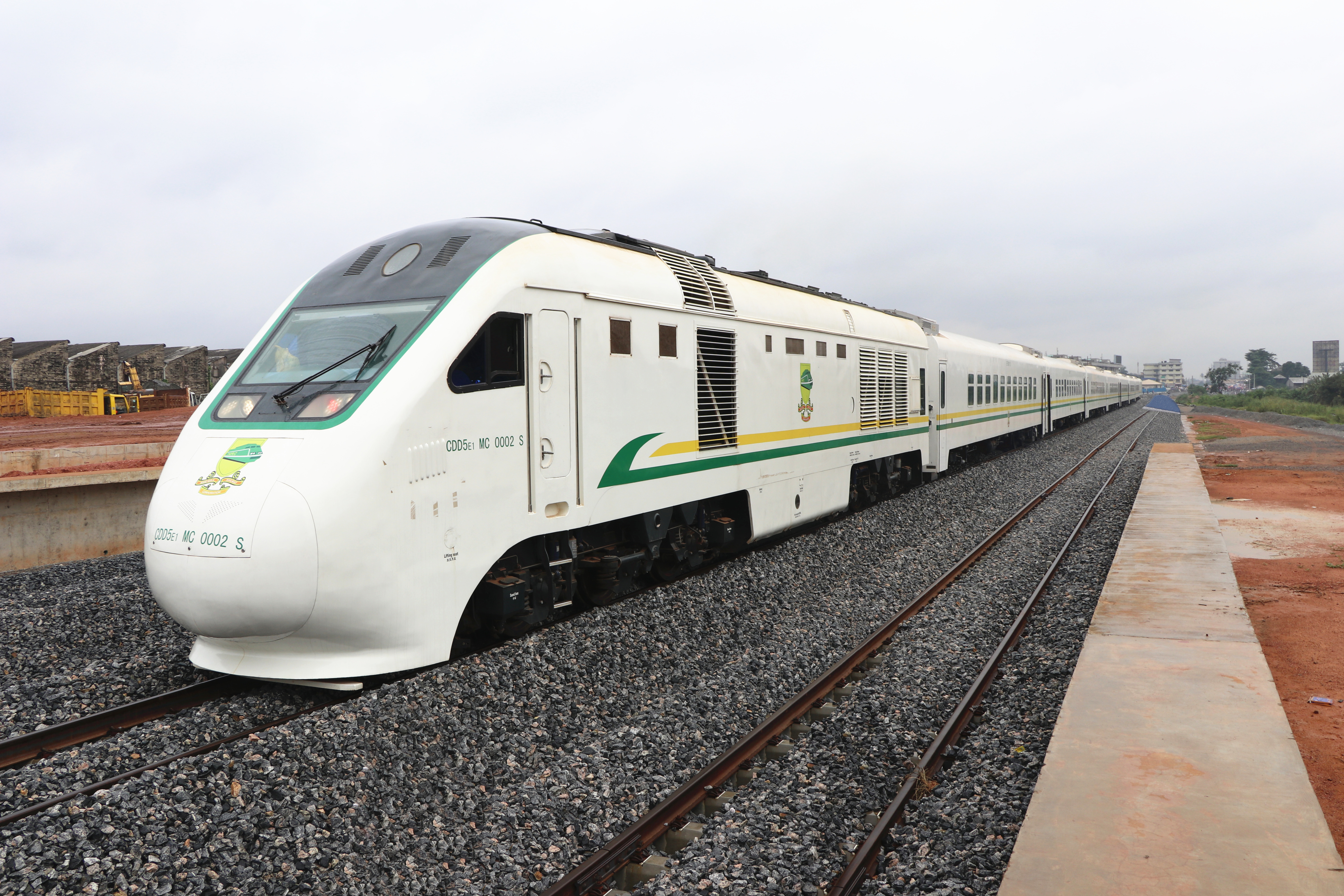 中企承建非洲最长双线标准轨铁路开通商业运营