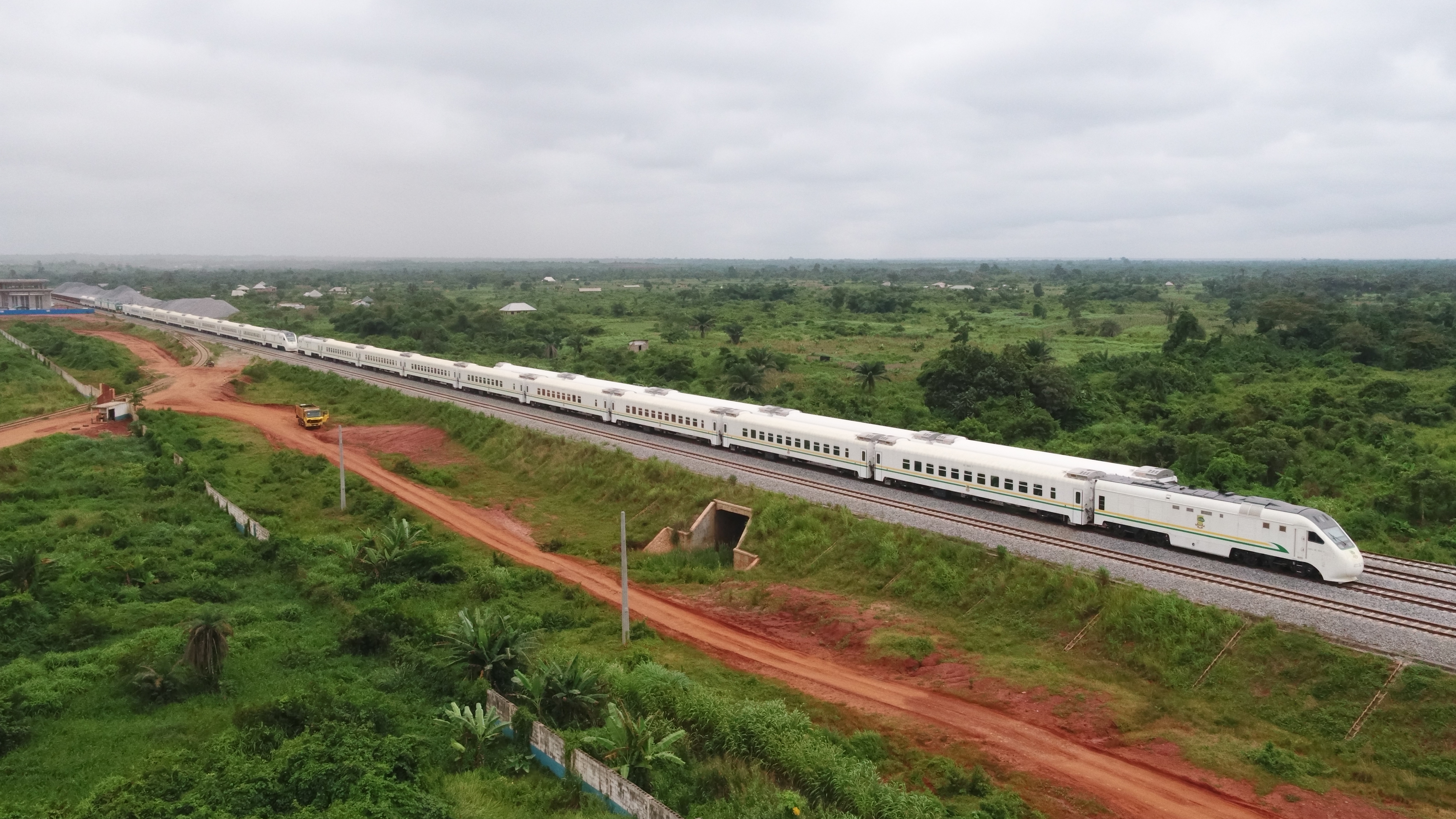 中企承建非洲最长双线标准轨铁路开通商业运营