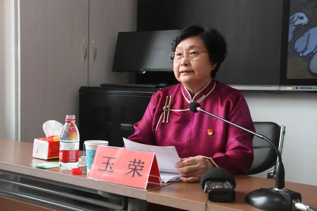 "龙梅,玉荣感动了一代又一代人的时隔57年她们舍身救护集体羊群的故事
