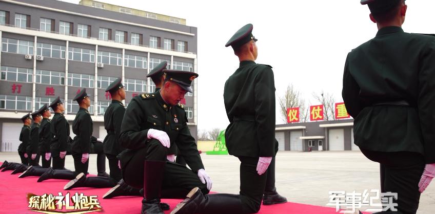 将军单膝跪地的图片图片