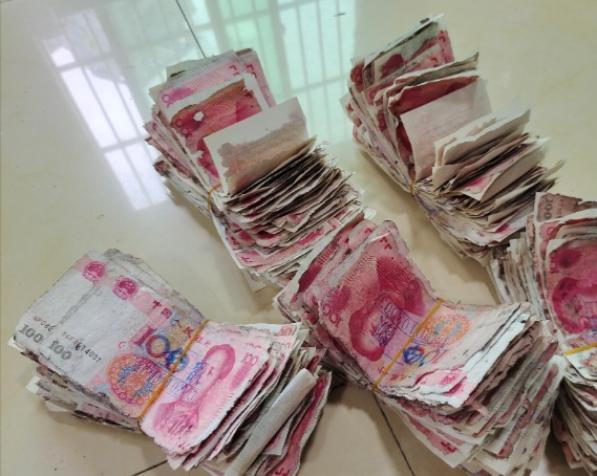 心痛万州周边一女子将8万元钱埋地里竟变成