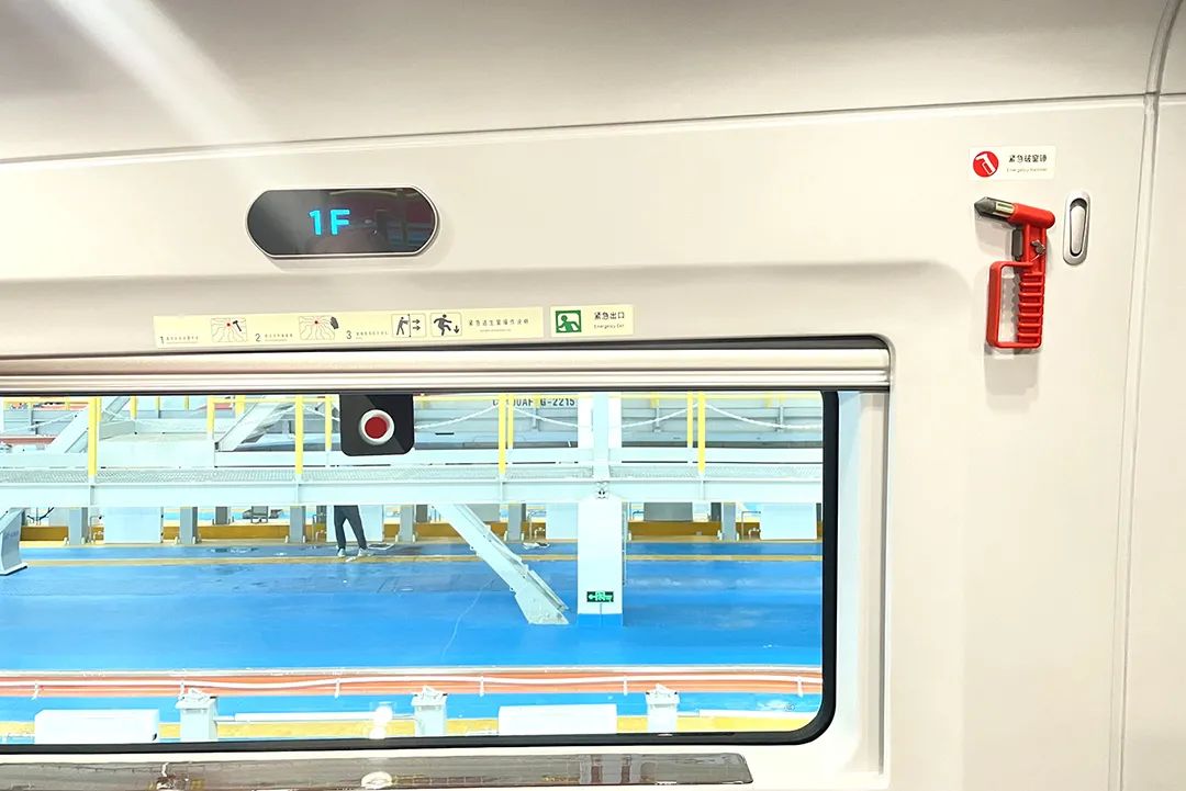 只会向车厢外侧倾倒碎裂而且,紧急逃生窗的玻璃也不会产生尖角伤人