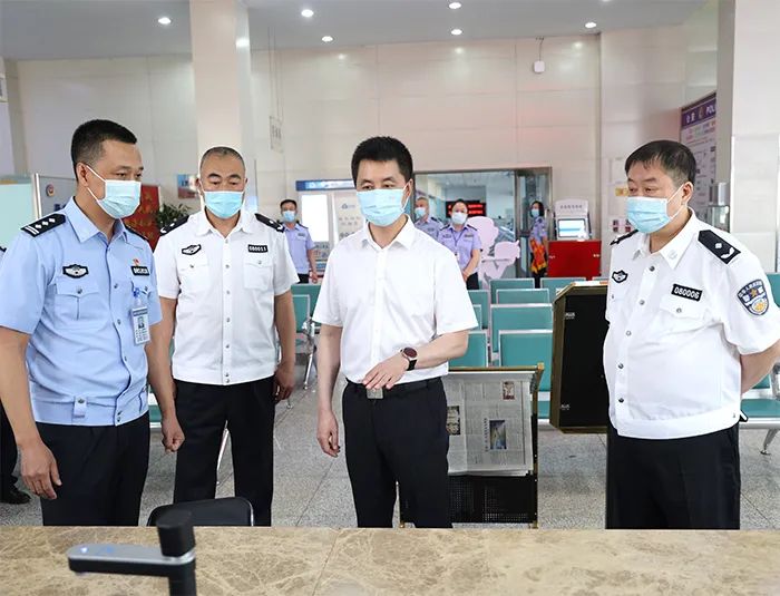 陈伟宏同志深入鹤岗市人民办事中心公安服务窗口开展走流程活动