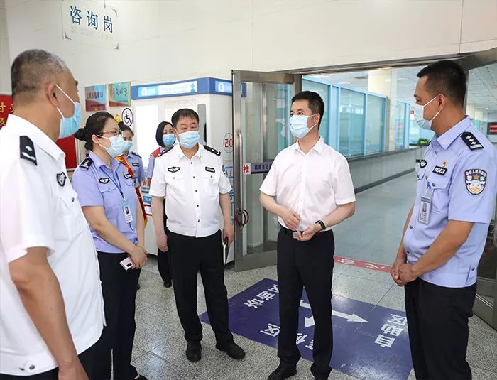 陈伟宏同志深入鹤岗市人民办事中心公安服务窗口开展走流程活动