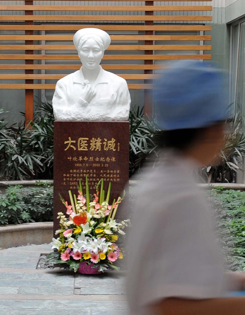 位于广东省中医院二沙岛医院的叶欣烈士纪念雕像.