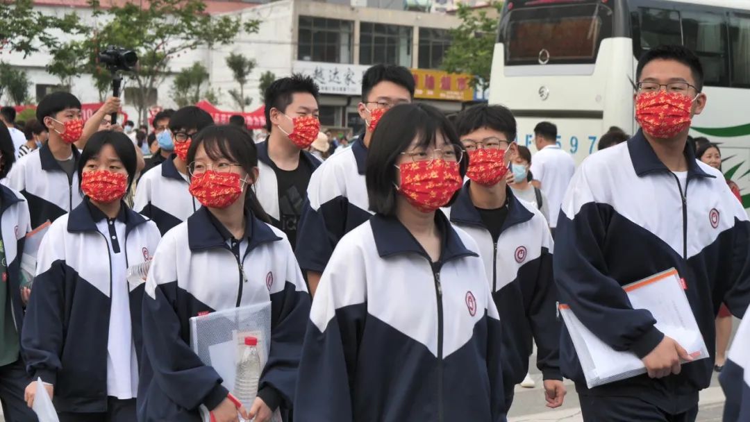 磁县学子加油!高考首日,这些瞬间让人动容!